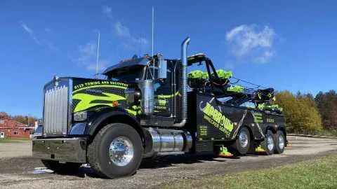 Heavy wrecker in Viola, KS
